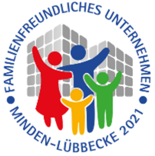 Rundes Logo mit vier stilisierten Menschen in blau, grün rot und gelb vor einem stilisierten Gebäude. Außen der umlaufende Schriftzug "Familienfreundliches Unternehmen Minden-Lübbecke 2021"