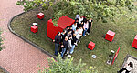 Auf diesem Foto stellen sich Azubi's und ihre Ausbilder zum Foto auf dem Außengelände von MINDA in Minden auf.