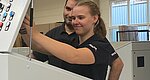 Azubi Celine Detering an einer Maschine